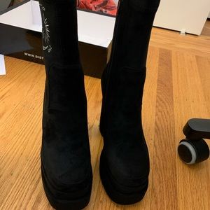SOL disturbia boots for sale!!
Domestic shipping only